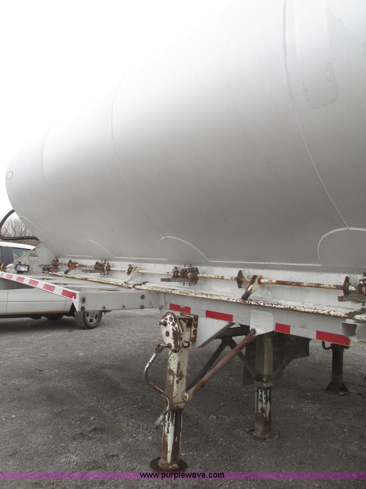 image for item H4724 2000 Ledwell bulk feed trailer