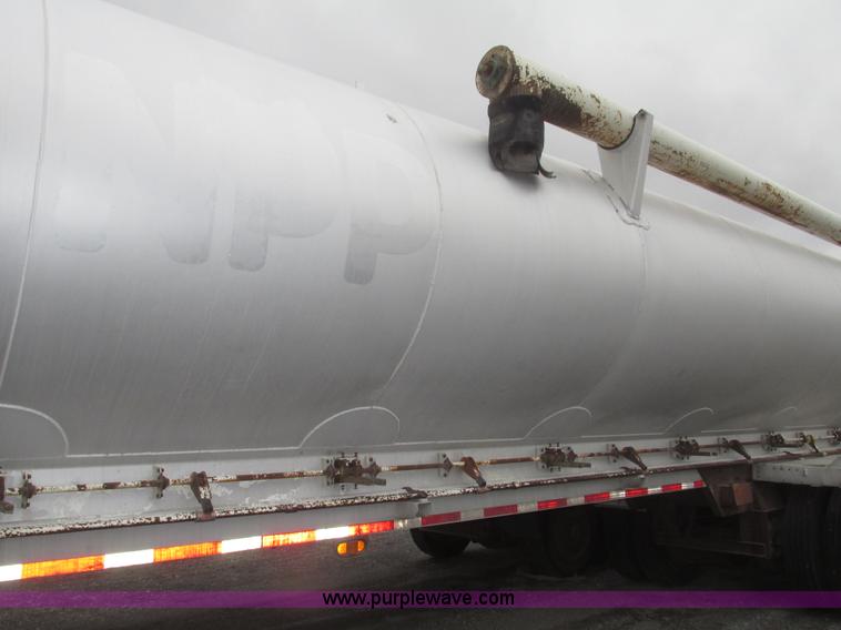 image for item H4724 2000 Ledwell bulk feed trailer