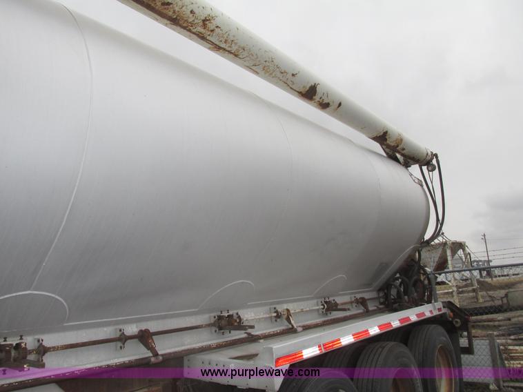 image for item H4724 2000 Ledwell bulk feed trailer