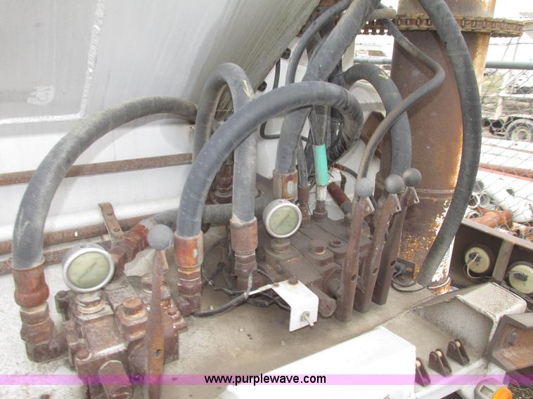 image for item H4724 2000 Ledwell bulk feed trailer