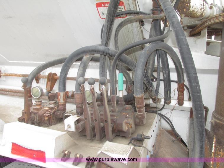 image for item H4724 2000 Ledwell bulk feed trailer