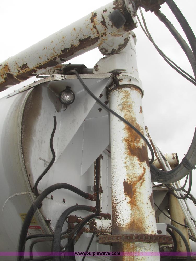 image for item H4724 2000 Ledwell bulk feed trailer