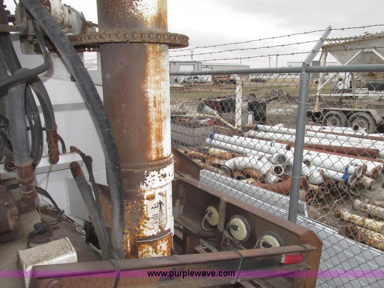 image for item H4724 2000 Ledwell bulk feed trailer