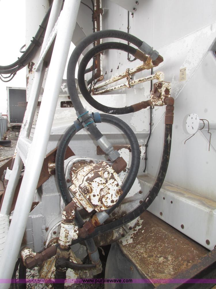 image for item H4724 2000 Ledwell bulk feed trailer