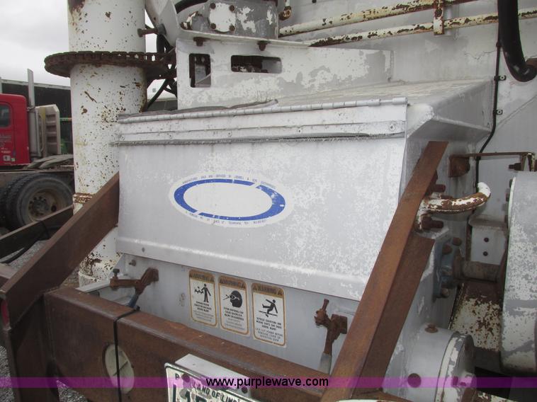 image for item H4724 2000 Ledwell bulk feed trailer