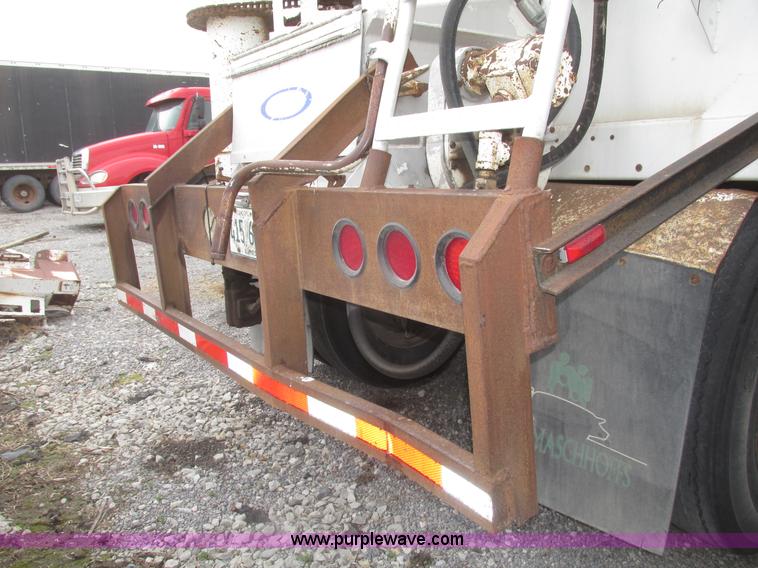 image for item H4724 2000 Ledwell bulk feed trailer