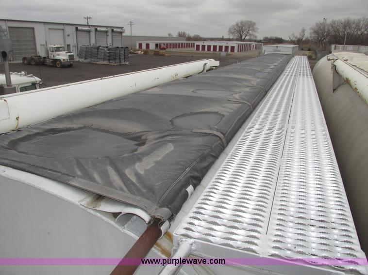 image for item H4724 2000 Ledwell bulk feed trailer