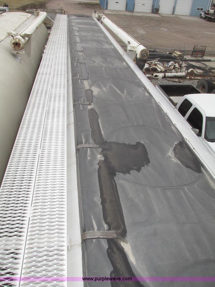 image for item H4724 2000 Ledwell bulk feed trailer