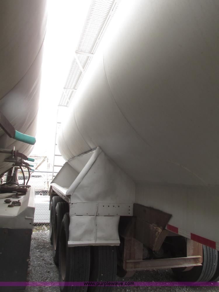 image for item H4724 2000 Ledwell bulk feed trailer