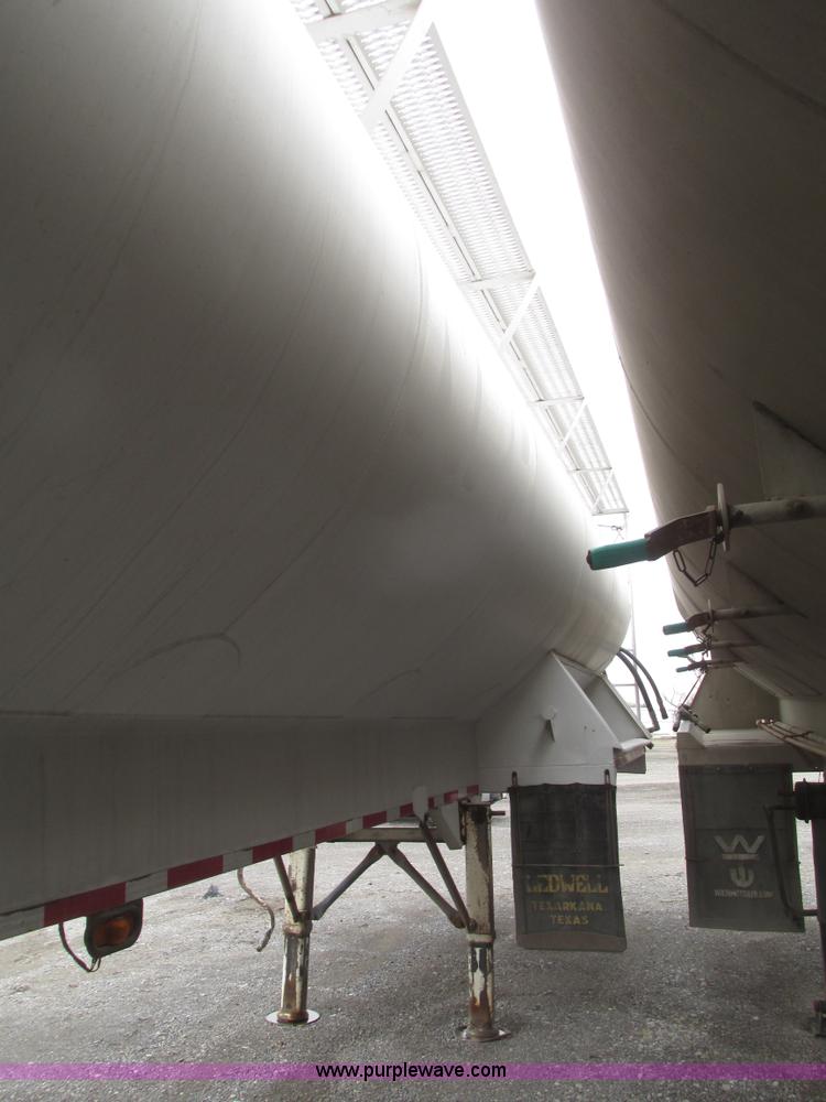 image for item H4724 2000 Ledwell bulk feed trailer