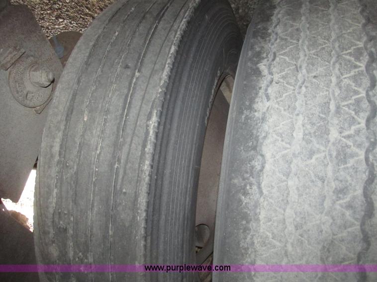 image for item H4724 2000 Ledwell bulk feed trailer