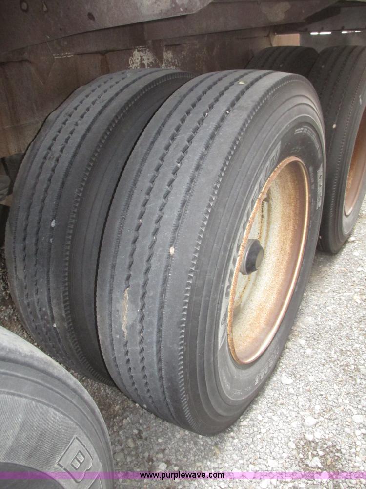 image for item H4724 2000 Ledwell bulk feed trailer