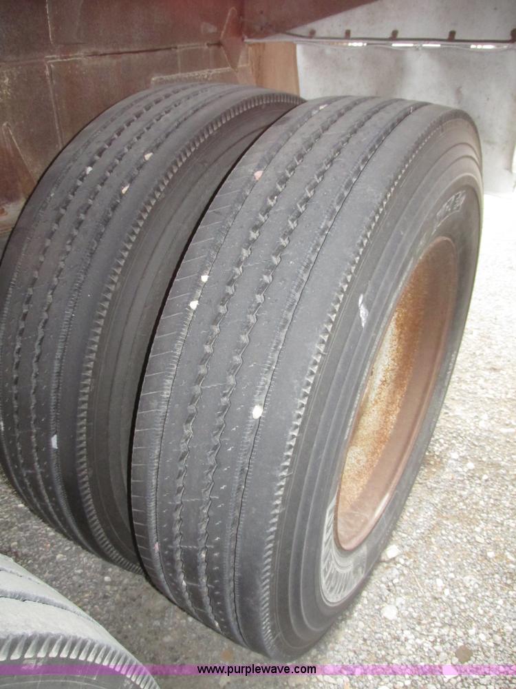 image for item H4724 2000 Ledwell bulk feed trailer