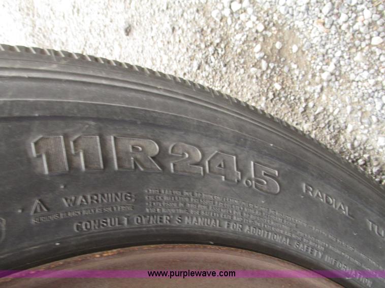 image for item H4724 2000 Ledwell bulk feed trailer