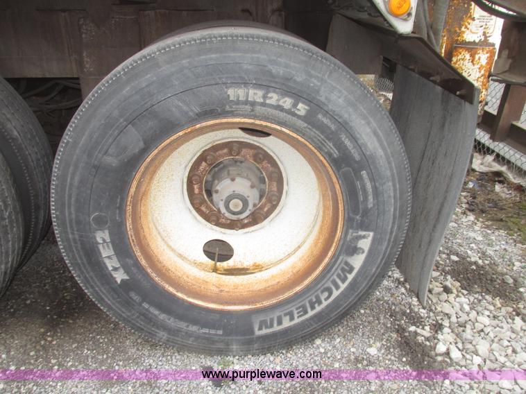 image for item H4724 2000 Ledwell bulk feed trailer