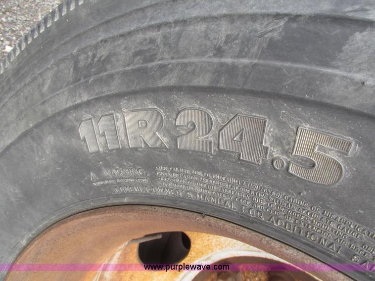 image for item H4724 2000 Ledwell bulk feed trailer