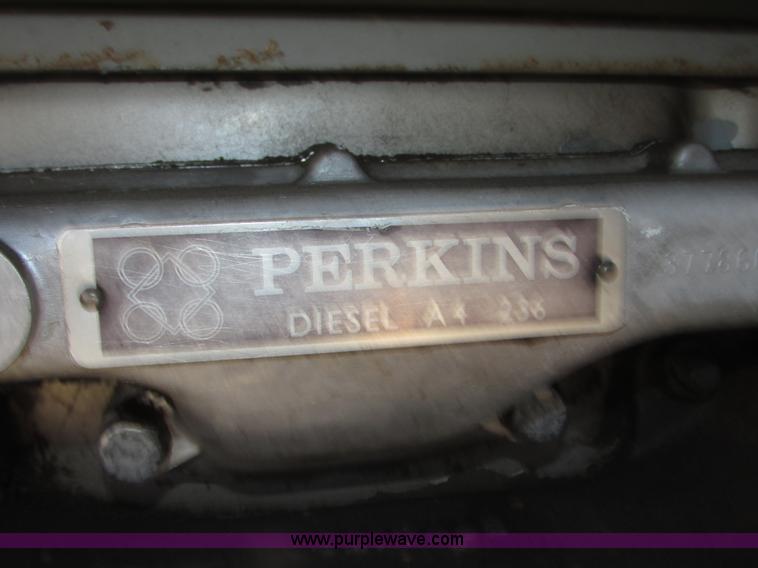 image for item H4736 1974 Massey-Ferguson 175 row crop tractor