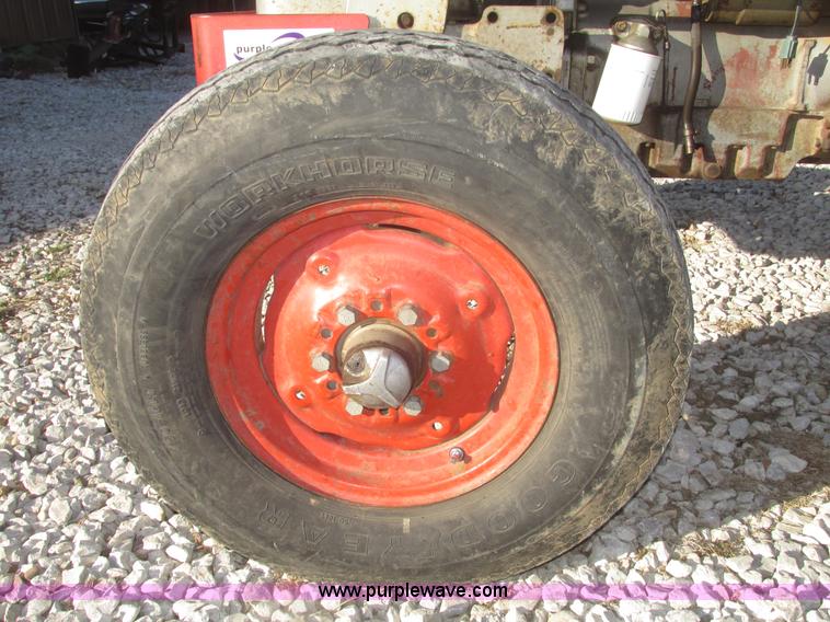 image for item H4736 1974 Massey-Ferguson 175 row crop tractor