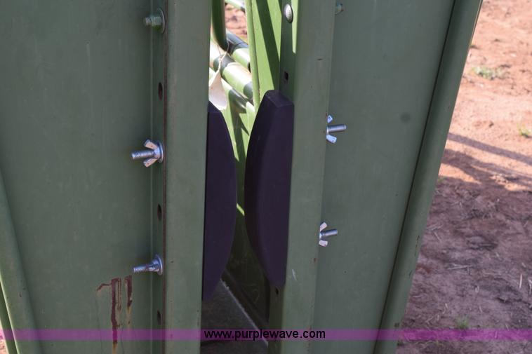 image for item H5210 Powder River squeeze chute