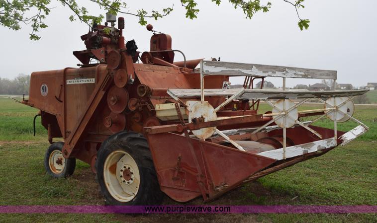 image for item H5227 1968 Mccormick International 91 combine