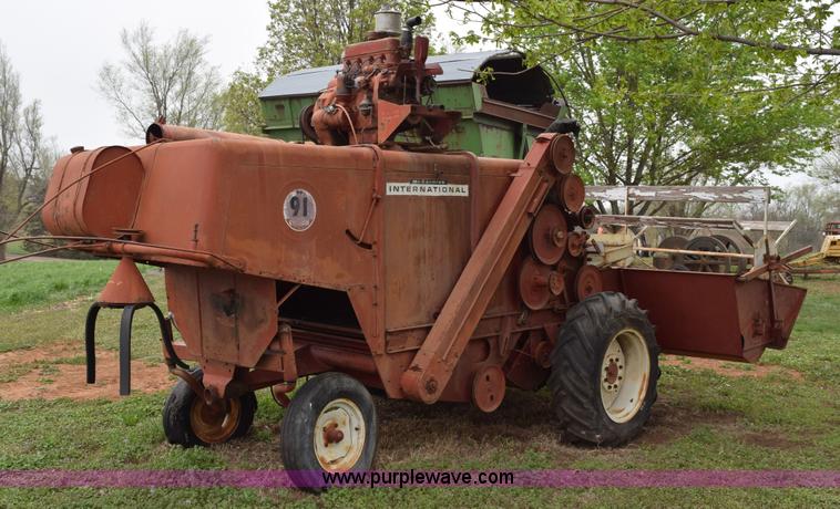 image for item H5227 1968 Mccormick International 91 combine