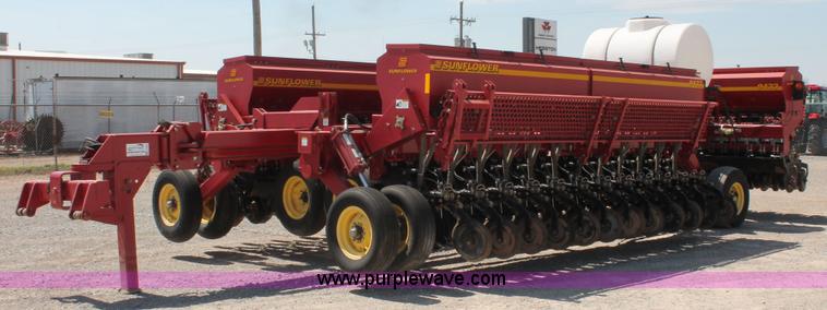image for item H5844 2005 Sunflower 9433 grain drill