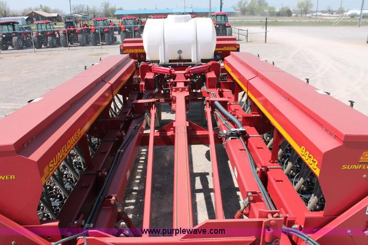 image for item H5844 2005 Sunflower 9433 grain drill