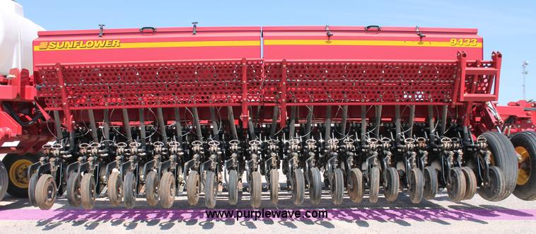 image for item H5844 2005 Sunflower 9433 grain drill