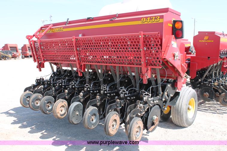 image for item H5844 2005 Sunflower 9433 grain drill