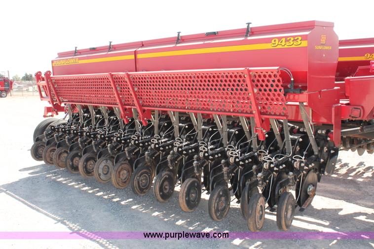 image for item H5844 2005 Sunflower 9433 grain drill