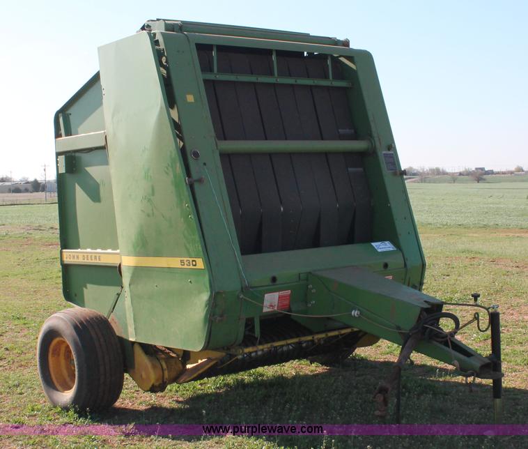 image for item H5880 John Deere 530 round baler