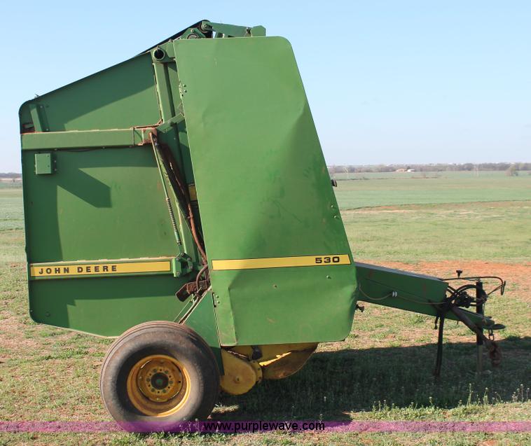 image for item H5880 John Deere 530 round baler
