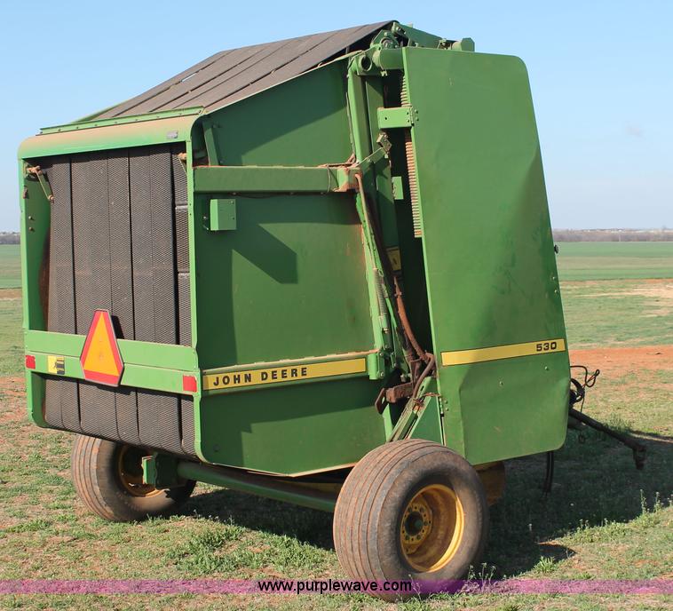 image for item H5880 John Deere 530 round baler
