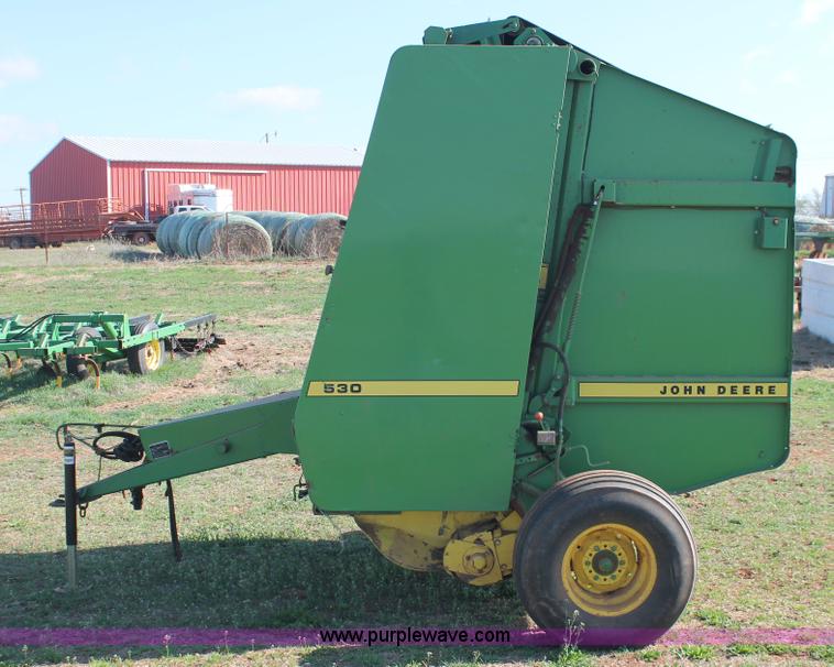 image for item H5880 John Deere 530 round baler