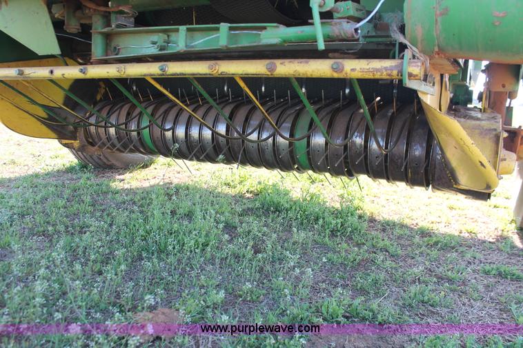 image for item H5880 John Deere 530 round baler