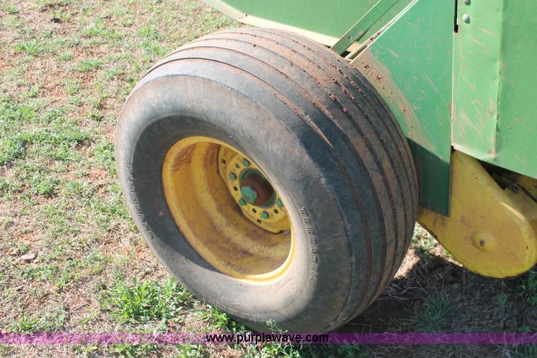 image for item H5880 John Deere 530 round baler