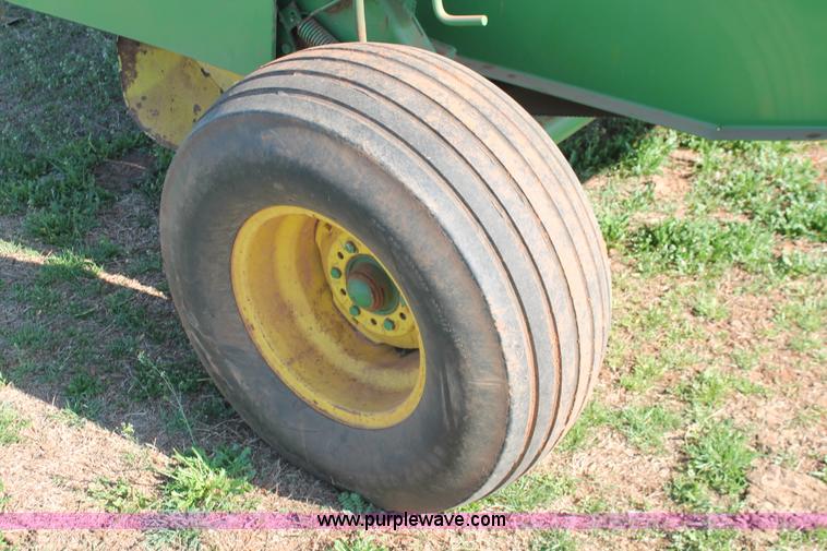 image for item H5880 John Deere 530 round baler