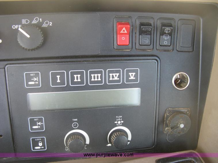 image for item H8717 1996 John Deere 8200 MFWD tractor