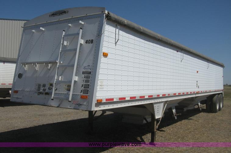 image for item H8718 1999 Wilson Commander grain trailer