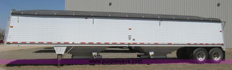 image for item H8718 1999 Wilson Commander grain trailer