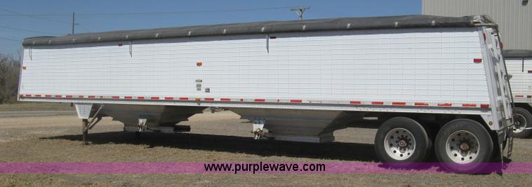 image for item H8718 1999 Wilson Commander grain trailer