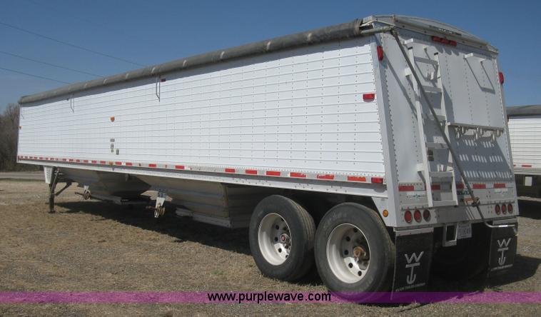 image for item H8718 1999 Wilson Commander grain trailer