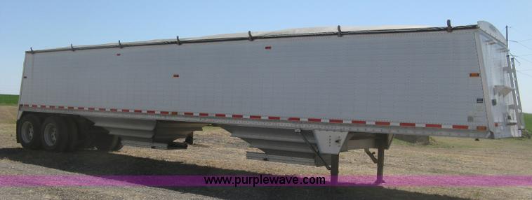 image for item H8718 1999 Wilson Commander grain trailer