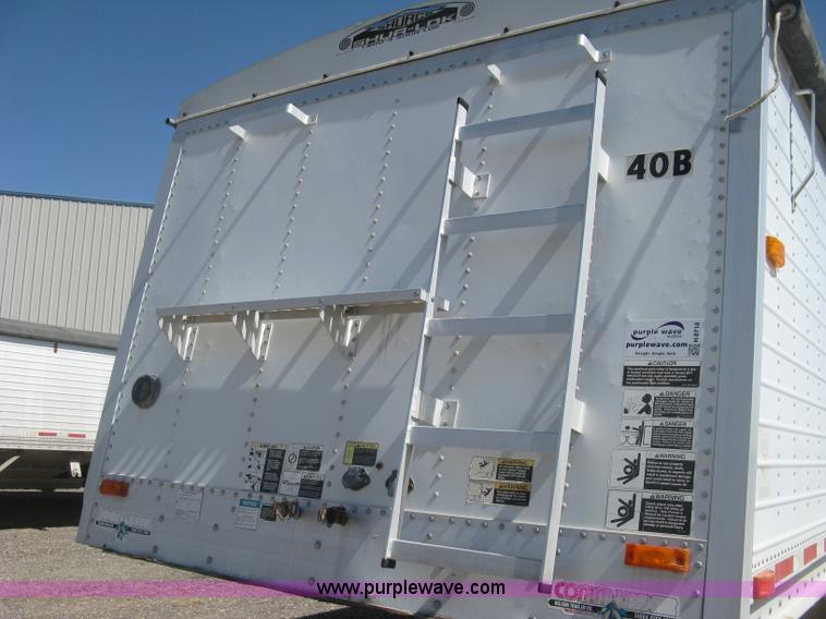 image for item H8718 1999 Wilson Commander grain trailer