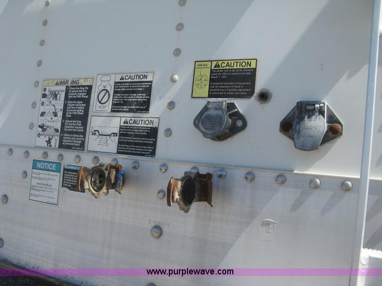 image for item H8718 1999 Wilson Commander grain trailer