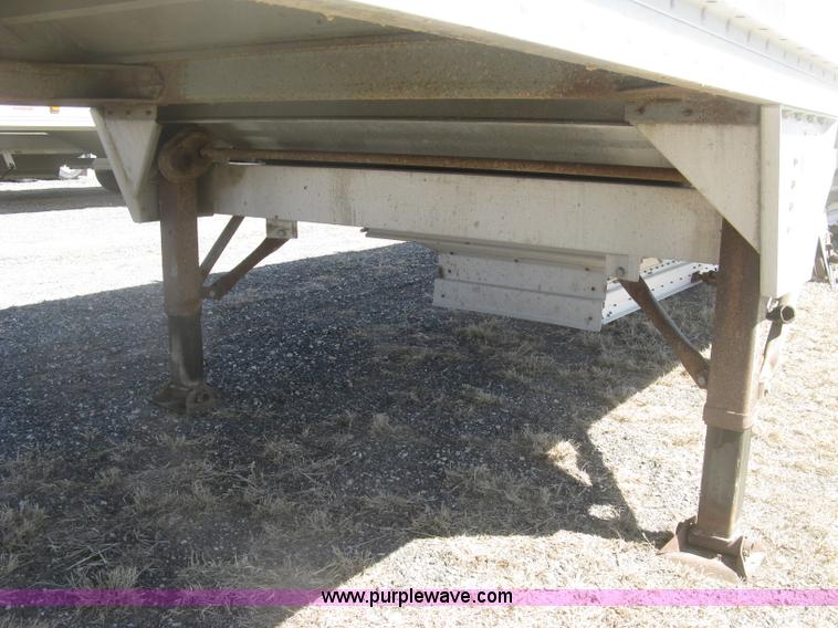 image for item H8718 1999 Wilson Commander grain trailer