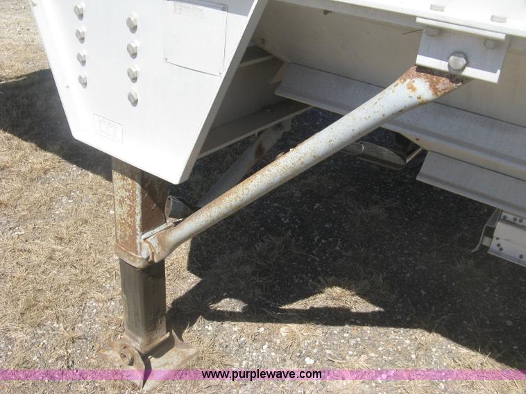 image for item H8718 1999 Wilson Commander grain trailer
