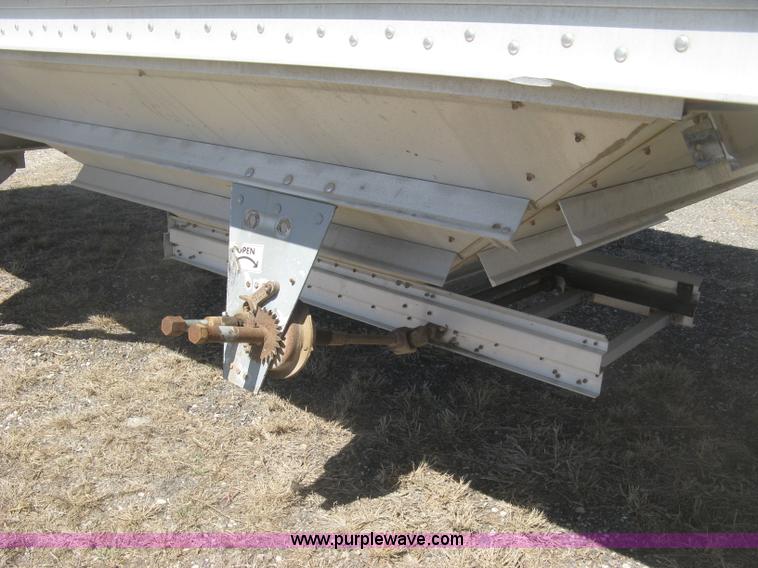 image for item H8718 1999 Wilson Commander grain trailer