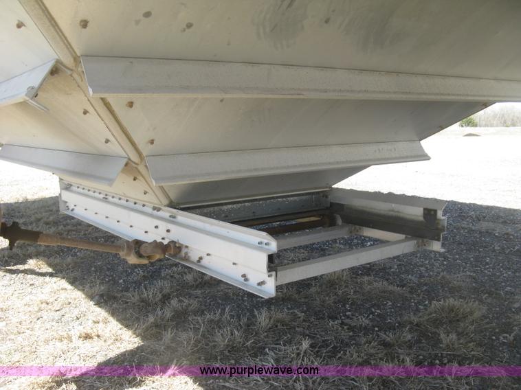 image for item H8718 1999 Wilson Commander grain trailer