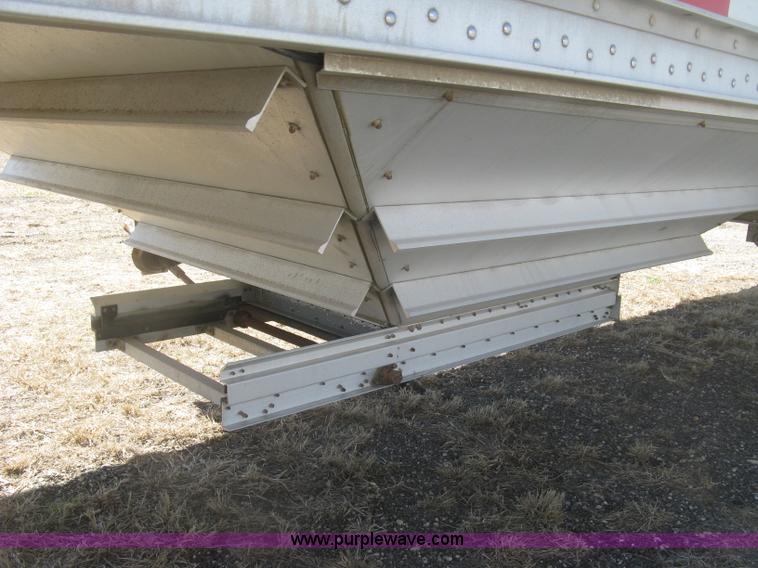 image for item H8718 1999 Wilson Commander grain trailer